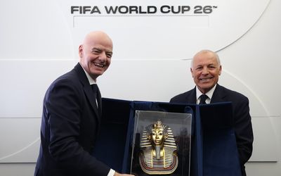 إنفانتينو يمنح أبو ريدة درع كأس العالم ..وتوت عنخ آمون هدية من اتحاد الكرة لفيفا 
