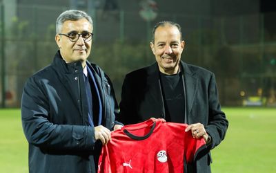 الشربيني يستقبل سفير الجزائر في اتحاد الكرة