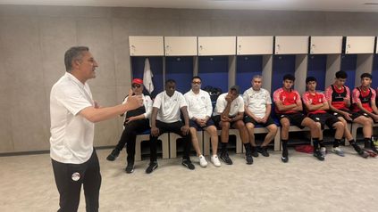 حسين عبد اللطيف في محاضرة فنية للفريق أمس