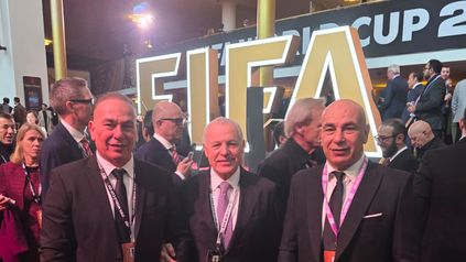 ابوريدة يتوسط حسام وابراهيم حسن اثناء قرعة كأس العالم