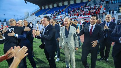 فرحة أعضاء بعثة المنتخب الأول في المغرب بالتأهل للمونديال