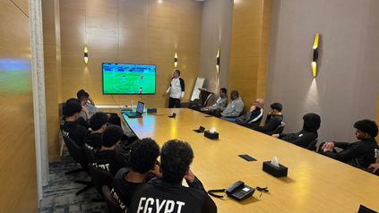 Huấn luyện viên U15 Việt Nam tổ chức buổi phân tích video trước trận gặp Morocco