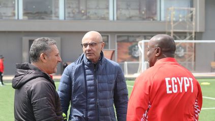 وليد درويش في أثناء حضوره تدريب منتخب الناشئين