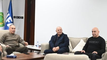 هاني أبوريدة أثناء اجتماع سابق مع حسام وابراهيم حسن 