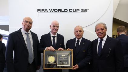 إنفانتينو يهدي أبو ريدة تذكار كأس العالم باسم الرئيس السيسي