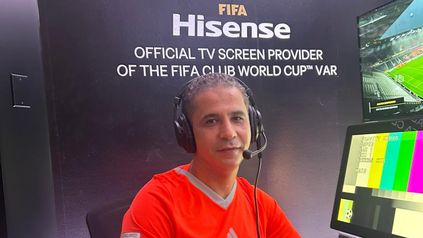 Trọng tài VAR Mahmoud Ashour điều khiển trận đấu giữa Mamelodi Sundowns và Espérance