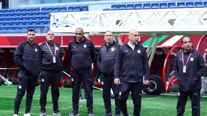 منتخب مصر يتفقد أرضية ملعب مباراة السنغال 