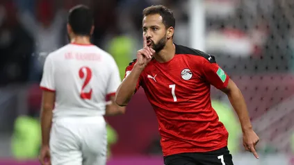 الراحل أحمد رفعت سعيداً بالهدف الثاني في ربع نهائي النسخة السابقة وفي الخلفية محمد أبو حشيش مدافع الأردن