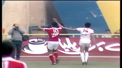 محمود الخطيب وحسن شحاتة في أثناء تحية الجمهور