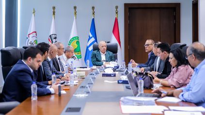 المهندس هاني أبوريدة في أثناء اجتماع اليوم بأعضاء الاتحاد