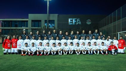 صورة تذكارية تجمع حسام وإبراهيم حسن مع الجهاز الفني ولاعبي منتخب 2007 