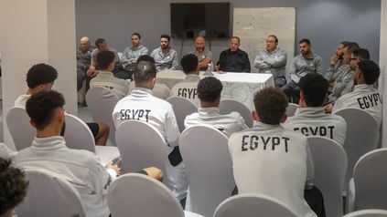 الشربيني مع لاعبي منتخب الشباب والجهاز الفني