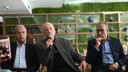 المهندس هاني أبو ريدة أثناء اجتماعه بالمركز الإعلامي لاتحاد الكرة 