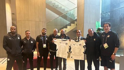 سفير مصر بتشيلي في أثناء تواجده بمقر بعثة المنتخب الوطني تحت ٢٠ سنة