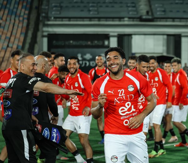 ممر شرفي في تدريب المنتخب الوطني احتفالاً بمرموش واللاعبين الجدد