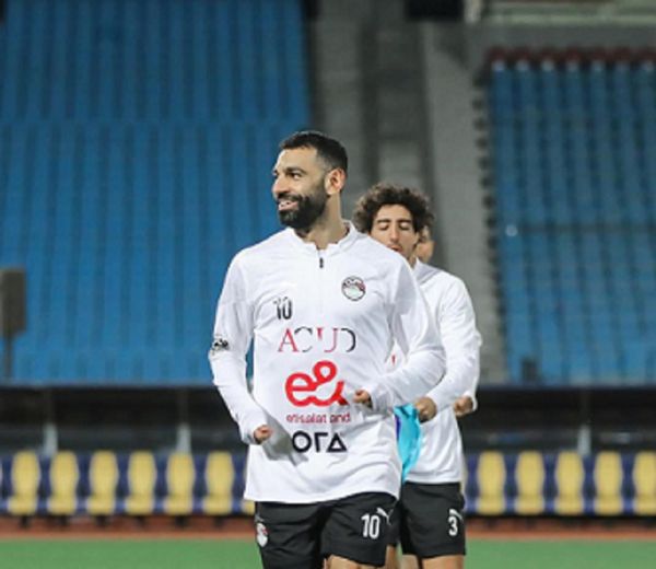 جهاز منتخب مصر يطمئن على محمد صلاح