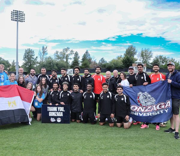 قميص منتخب مصر  وصور جماعية إهداءً لجامعة جونزاجا في "سبوكين" 