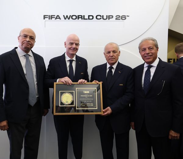 إنفانتينو يهدي أبو ريدة تذكار كأس العالم باسم الرئيس السيسي على هامش مباراة مصر وبلجيكا 