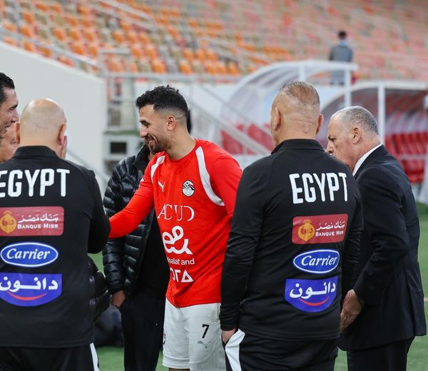 منتخب مصر يختتم تدريباته لمواجهة السعودية غداً.. ووزير الرياضة يجتمع باللاعبين