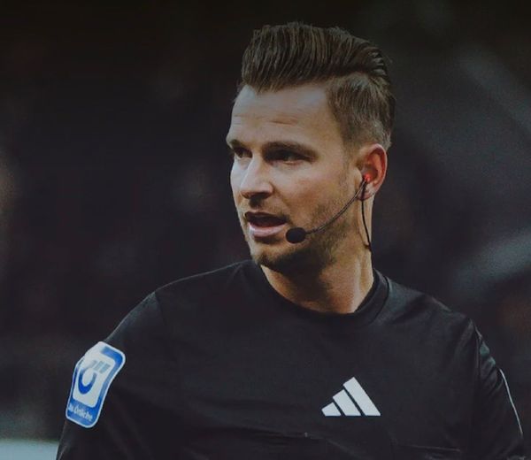 الألماني شلاجر حكماً لمواجهة بيراميدز والأهلي في الدوري غداً 