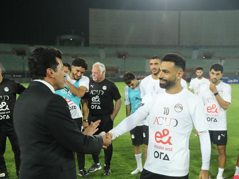 وزير الشباب والرياضة في مران منتخب مصر