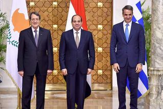 210966-الرئيس-السيسي-يتوسط-رئيس-وزراء-اليونان-ورئيس-قبرص