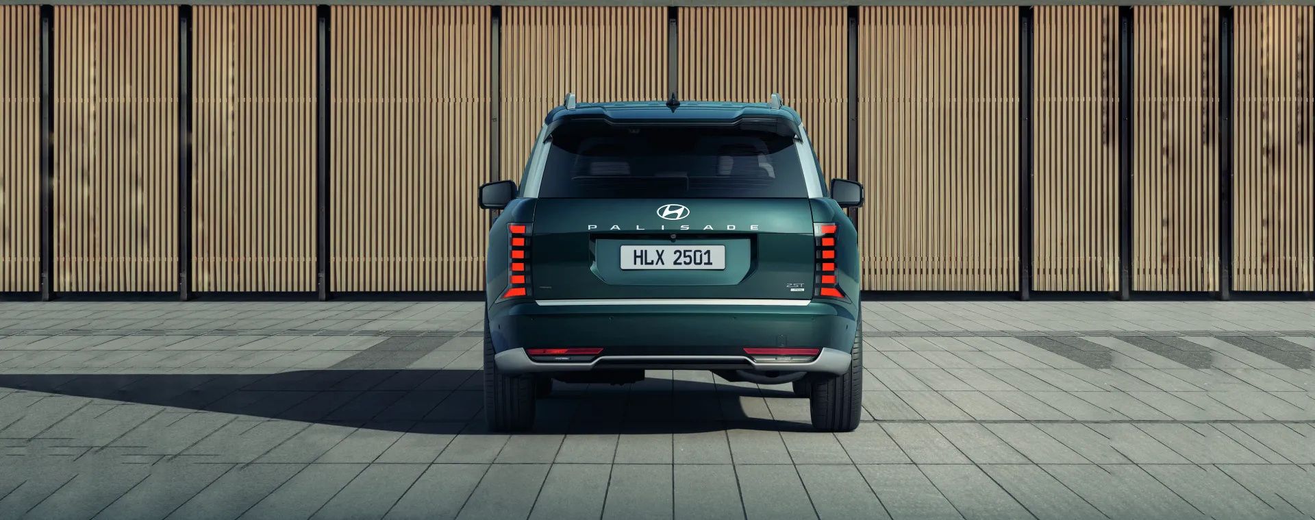 With an extended wheelbase and a wide bumper, the all-new PALISADE projects a bold, commanding presence befitting a flagship SUV