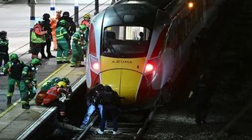 10 Injured in Mass Stabbing Attack on Train Bound for London