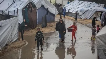 Heavy Rain Floods Dozens of Tents in Khan Yunis’ Mawasi Area