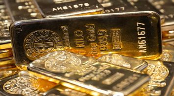 Gold Falls as Dollar Strengthens and Interest Rate Cut Expectations Weaken