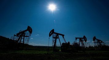 Oil Hits Two-Week High, Supported by Expected U.S. Rate Cut