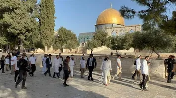 Settlers Storm Al-Aqsa Courtyards Under Israeli Police Protection
