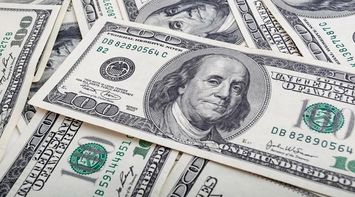 Dollar Declines Amid Financial Concerns
