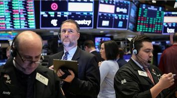 Stocks and Dollar Climb After Trump Tariffs Face Legal Setback
