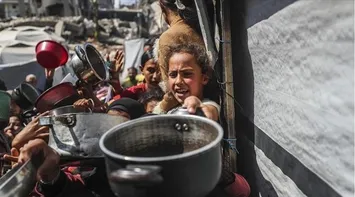 UNRWA: Hundreds of Thousands in Gaza Eat One Meal Every Two or Three Days
