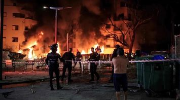 Iranian Missile Strikes Building in Tel Aviv
