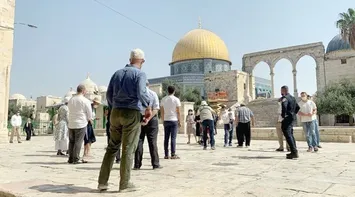 Extremist Settlers Storm Al-Aqsa Mosque Under Israeli Police Protection
