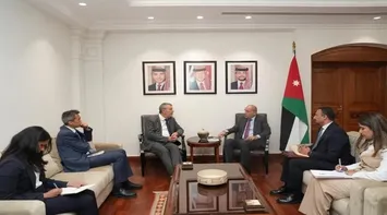 Safadi Holds Talks with UNRWA Commissioner-General