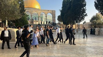 Dozens of Extremist Settlers Storm Al-Aqsa Under Israeli Police Protection