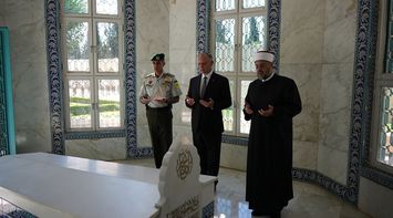 Regent Visits the Tomb of King Talal bin Abdullah