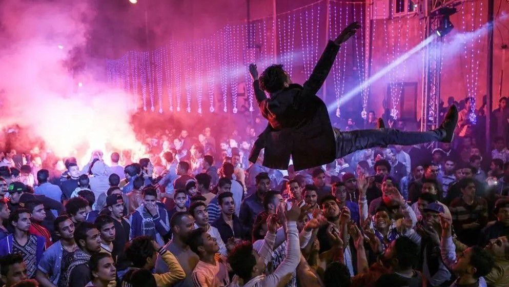 مصر تحظر مؤقتًا مطربي “المهرجانات” المشهورين …