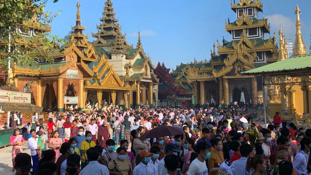 Thousands throng Myanmar’s Shwedagon to mark Buddhist festival...