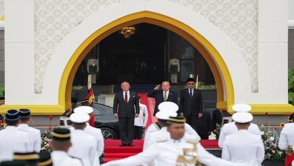 King Receives Official Welcome at Malaysia’s National Palace