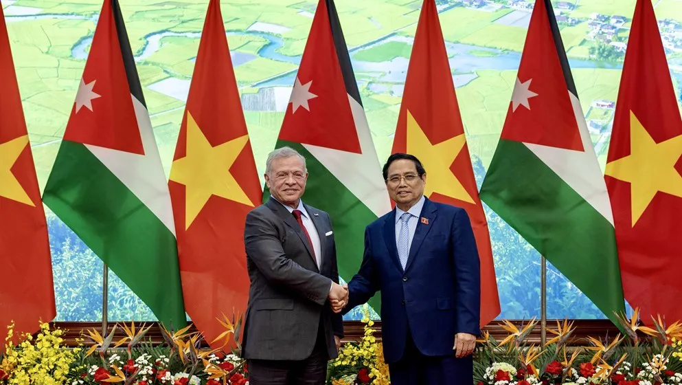 King, Vietnam PM discuss bilateral cooperation