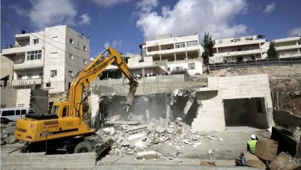 Settlers Storm Al-Aqsa as Israeli Forces Demolish Commercial Buildings in Jerusalem and Hebron