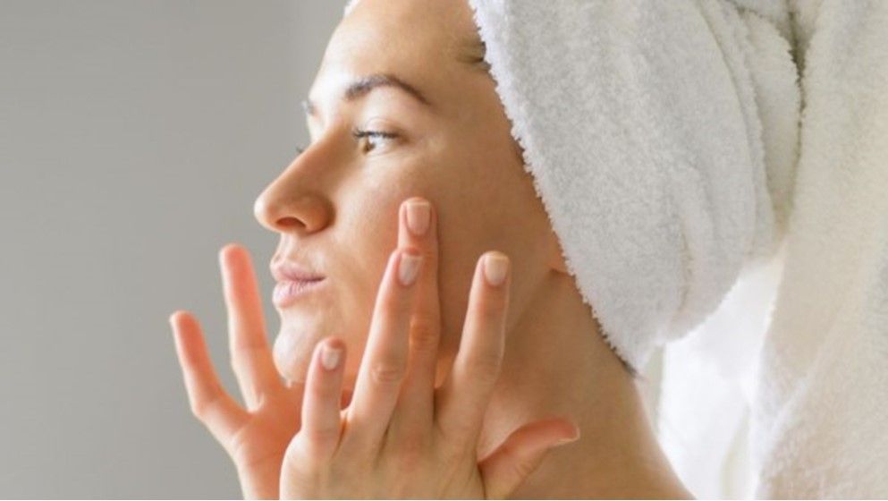 Setting Mask The Best Times to Apply Face Masks: Hydrating Mask First or Vi...