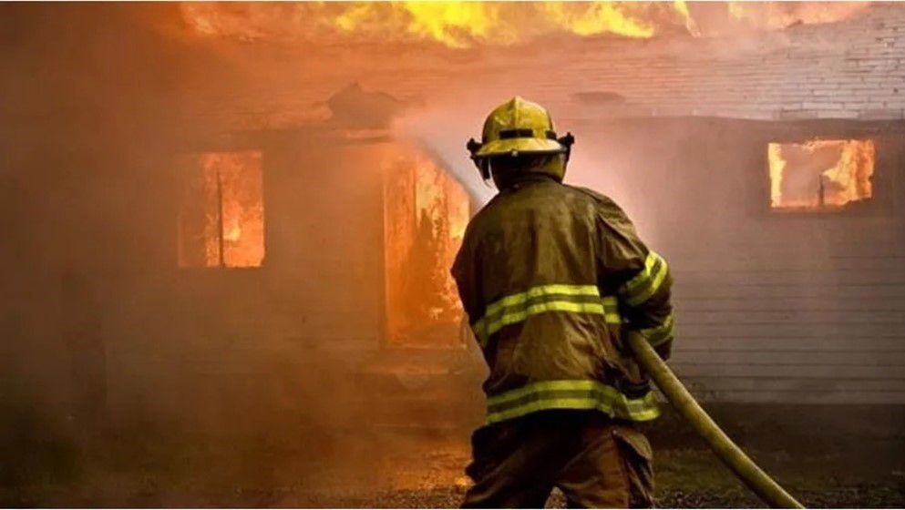 Civil Defense Extinguishes Fire at Two Auto Parts Shops in Amman