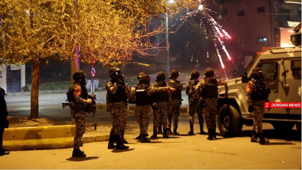 Security Forces Disperse Protesters Downtown Amman   1220221820533556045621 