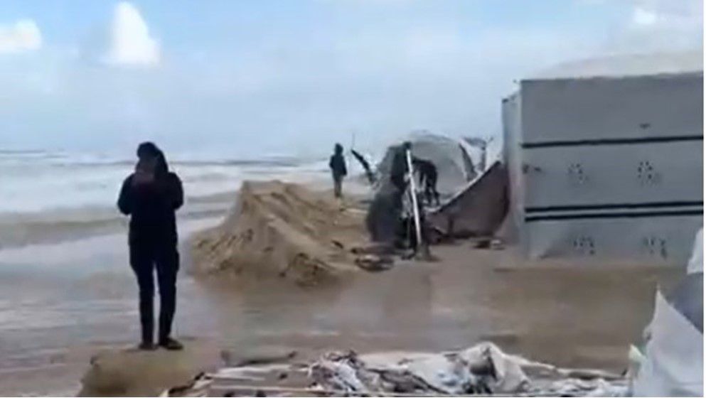 Gaza Municipality: Thousands of Displaced Persons’ Tents Flooded and Blown Away
