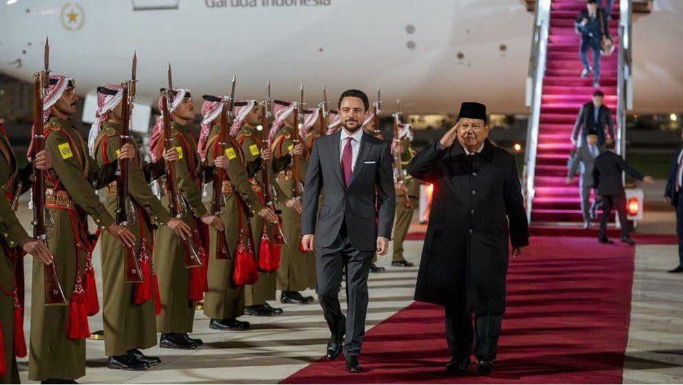 Crown Prince Welcomes Indonesian President Upon Arrival in the Kingdom
